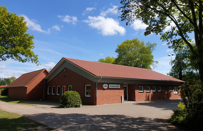 Die Schützenhalle an der Jahnstraße mit rotem Klinker und hohem Satteldach