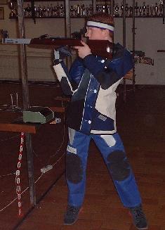 Schütze in Schießjacke, stehend freihändig auf dem Zehn-Meter-Stand
