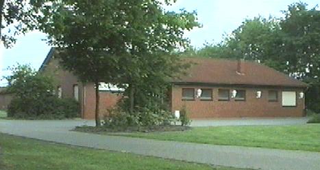 Die Schützenhalle vor der Modernisierung, mit flachem Dach und niedriger Traufe